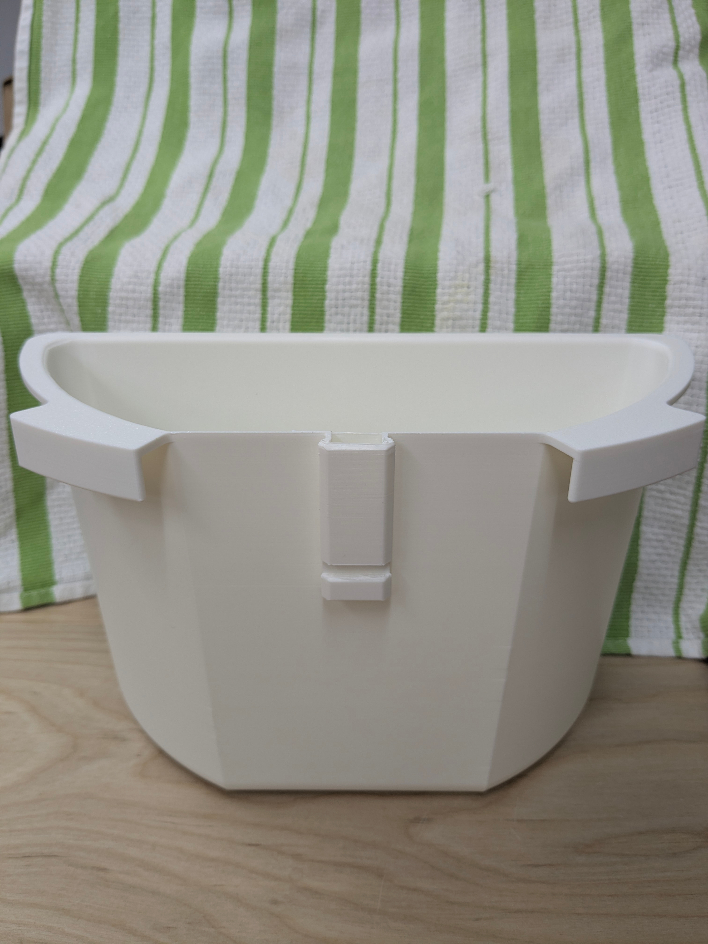 Deuce Splitter 2.0 bucket — interior with universal attachment point